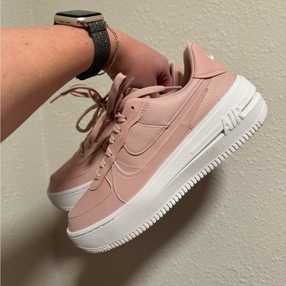 Nike Women's Platform Air Force 1’s - Picture 1 of 5